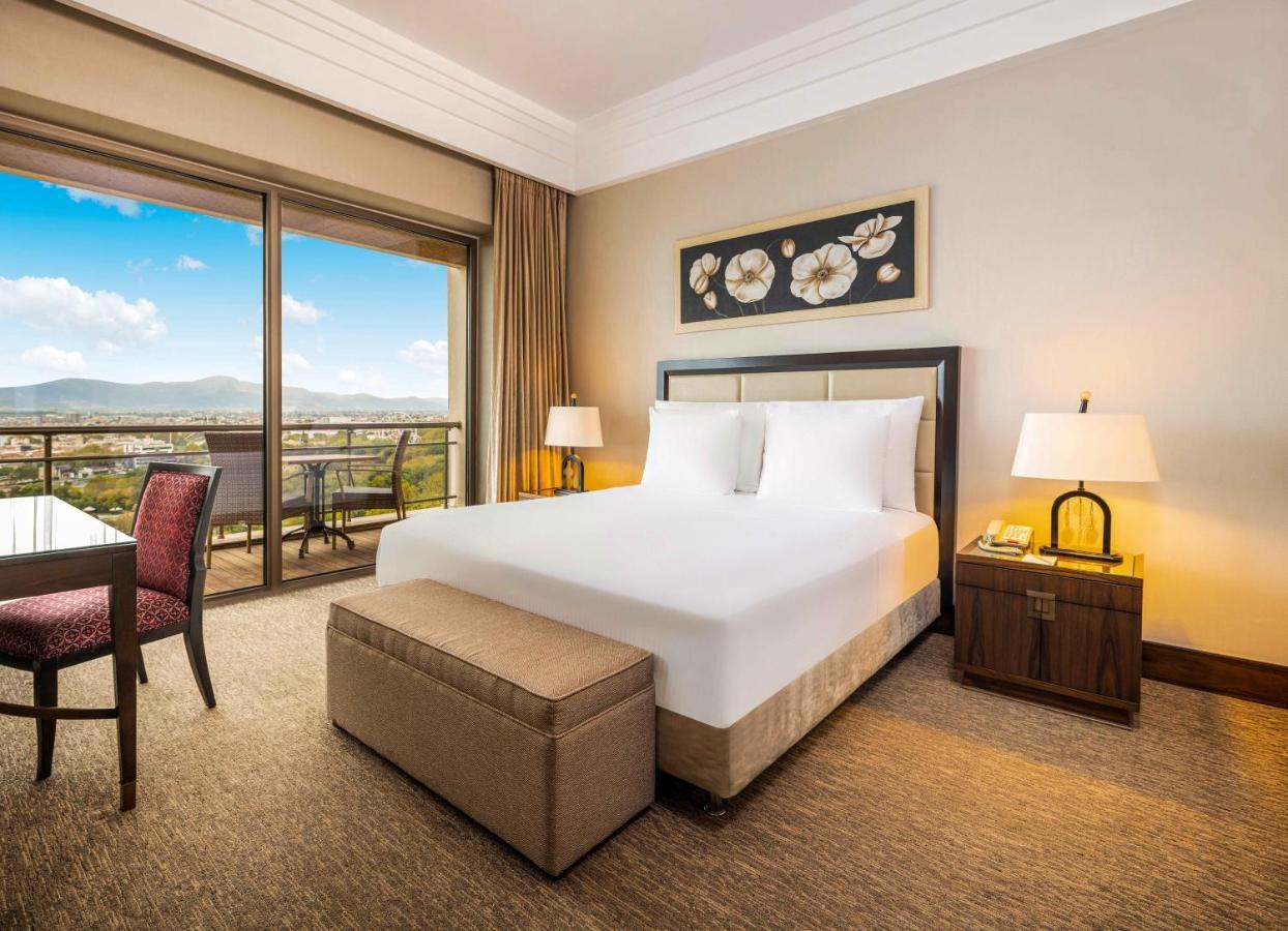 Hotel Celik Palas Convention Center & Thermal Spa Bursa Luaran gambar A bedroom at the Hilton Istanbul Bosphorus
